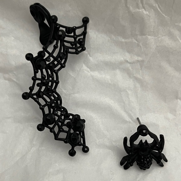 FREE WITH $100 PURCHASE TORRID NWT WEB AND STUD EAR CUFF - Picture 5 of 6